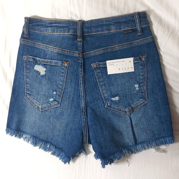 Hi! I'm selling a new pair of high rise shorts w/ tags attached :) - Picture 3 of 4